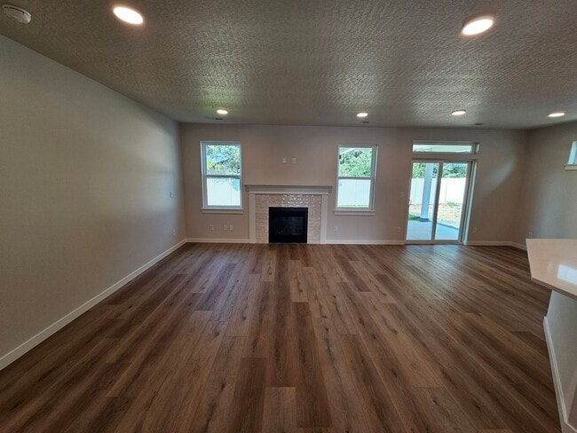 Building Photo - New build! October rent free