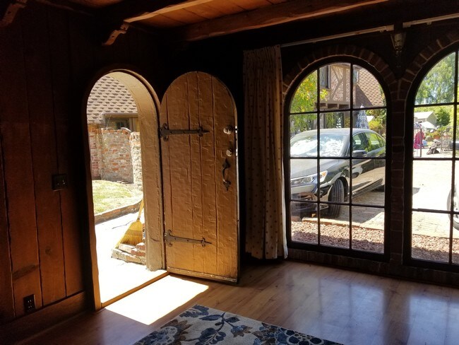 Building Photo - Adorable storybook studio cottage