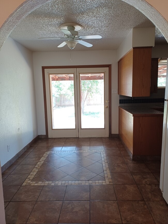 Building Photo - 601 Prairieview Dr