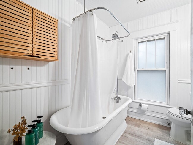 Building Photo - 2ND East Dr