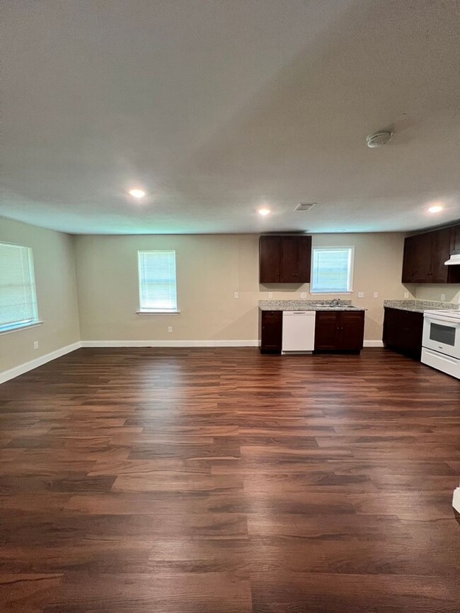 Building Photo - Newly remodeled 4bed/2bath in Orange, TX