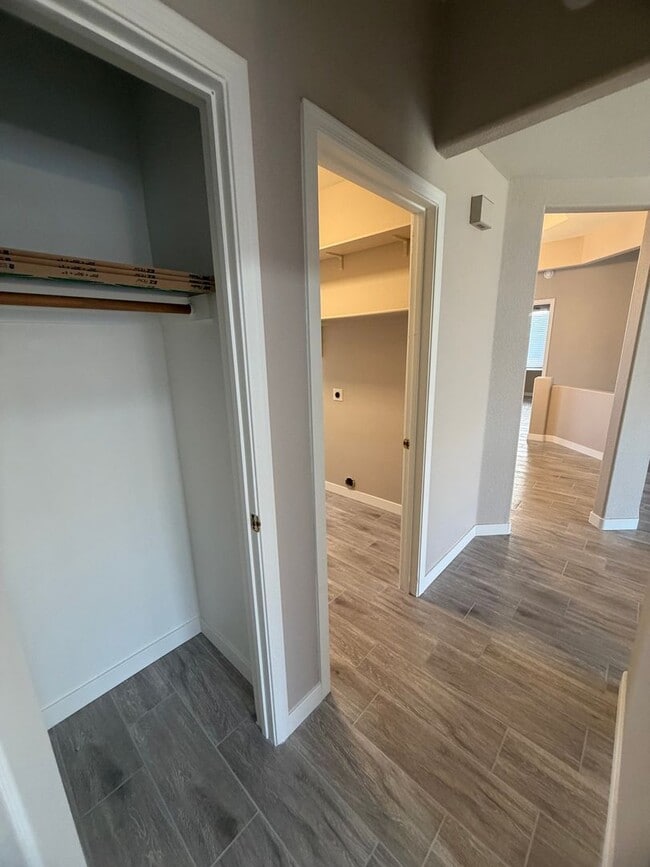 Building Photo - UPDATED BEAUTY IN GARDEN LAKES