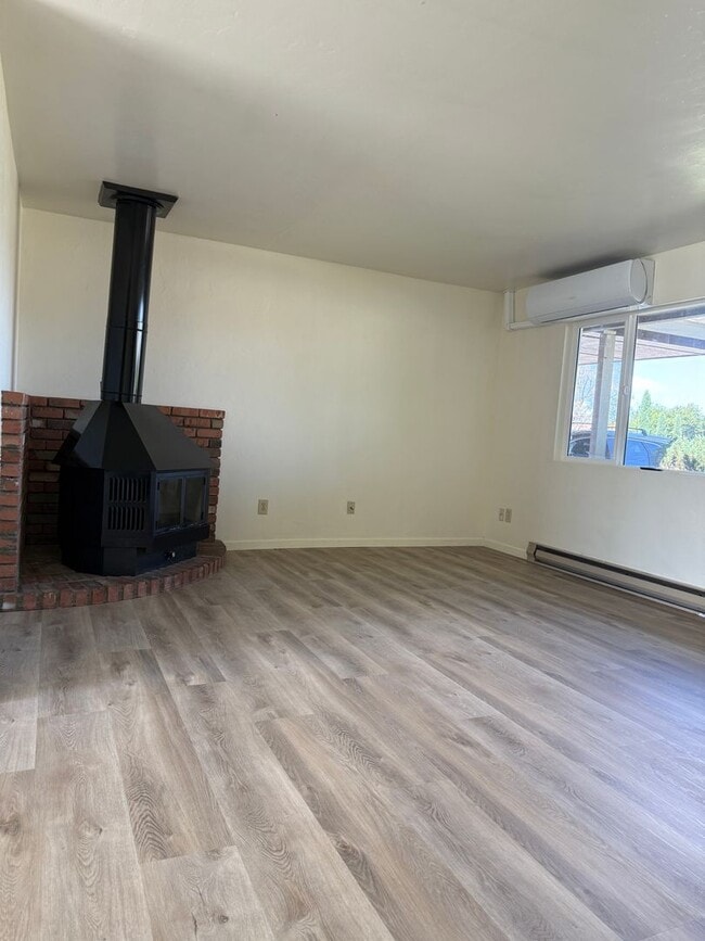 Building Photo - 3 Bedroom, 2 bath home located in the hear...