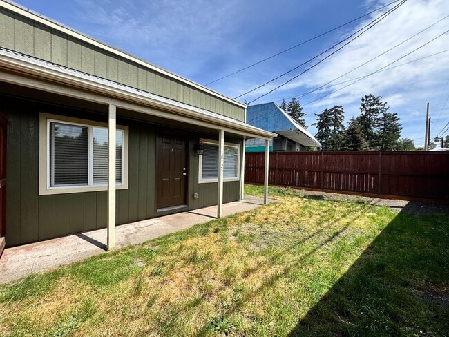 Building Photo - Charming 2 Bedroom Duplex - Granite Counters, Plank Flooring, Fully Fenced, Storage Shed!