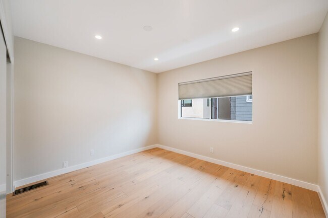 Building Photo - 420 28th St