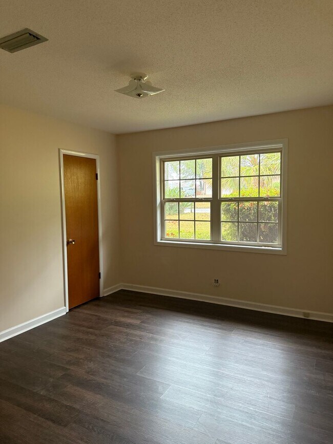 Building Photo - 102 Victoria Dr