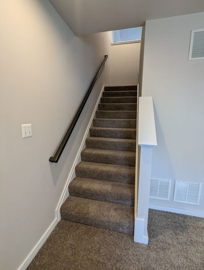 Building Photo - Gorgeous 3 level home in Tuscarora Creek ready for you now!