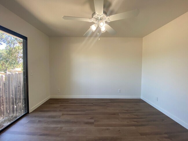 Building Photo - Downtown Duplex