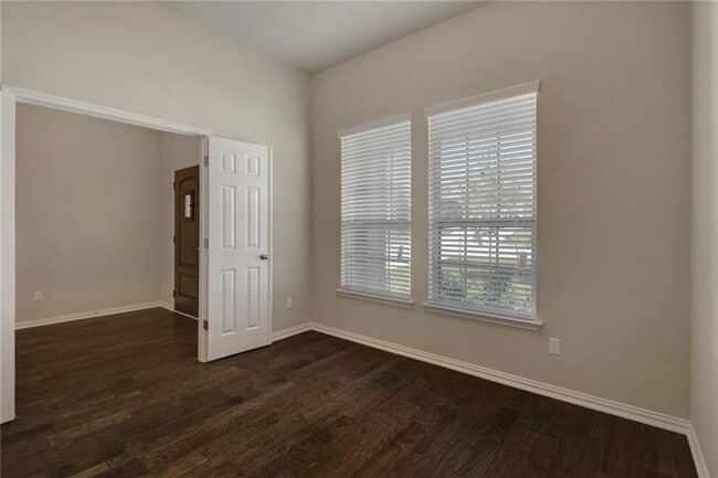 Building Photo - 624 Peregrine Way