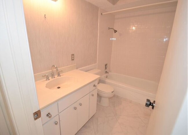 Building Photo - Tara Condos 2 Bed 1 Bath Apt NW 63rd & May...