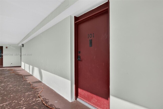 Building Photo - 3301 N Country Club Dr