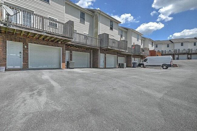 Building Photo - 132 Amanda Ln