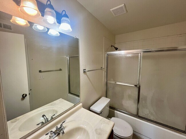 Building Photo - ** Move in Special ** 2 Bed 1 Bath Washer/...