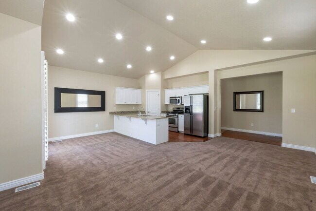 Building Photo - Resort-Style Living near Traverse Mountain 1-2 year lease avail
