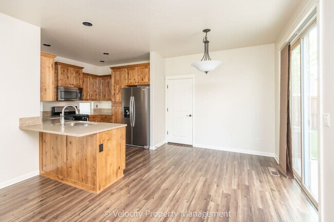 Building Photo - Lovely 3 bedroom, 2.5 bathroom home plus a...