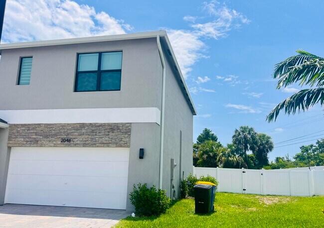 Building Photo - 2048 NE Ocean Dunes Dr