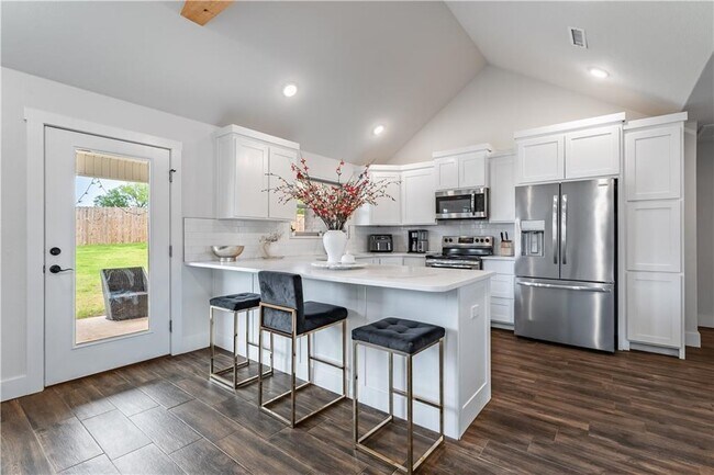 Building Photo - 707 W Jillian St