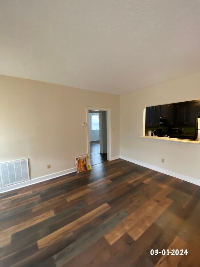 Building Photo - Spacious 2 bedroom/1 bath 2nd floor Condo ...