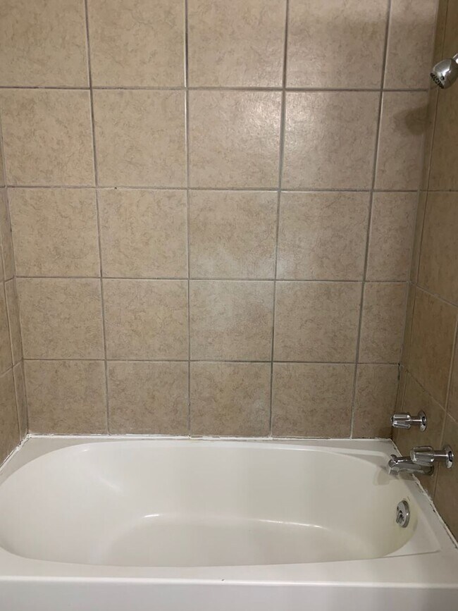 Building Photo - Available now  2 bedroom 1 bathroom home