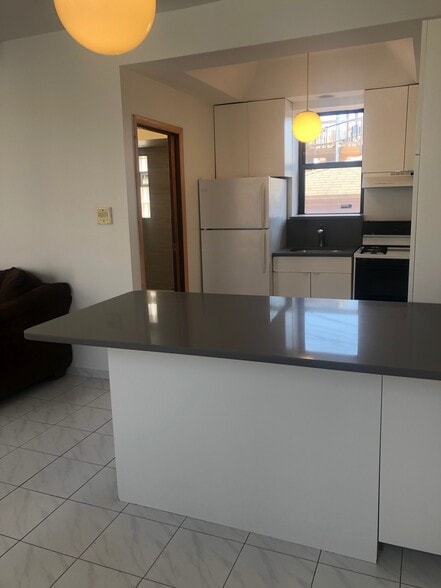 Building Photo - 537 N Claremont Ave