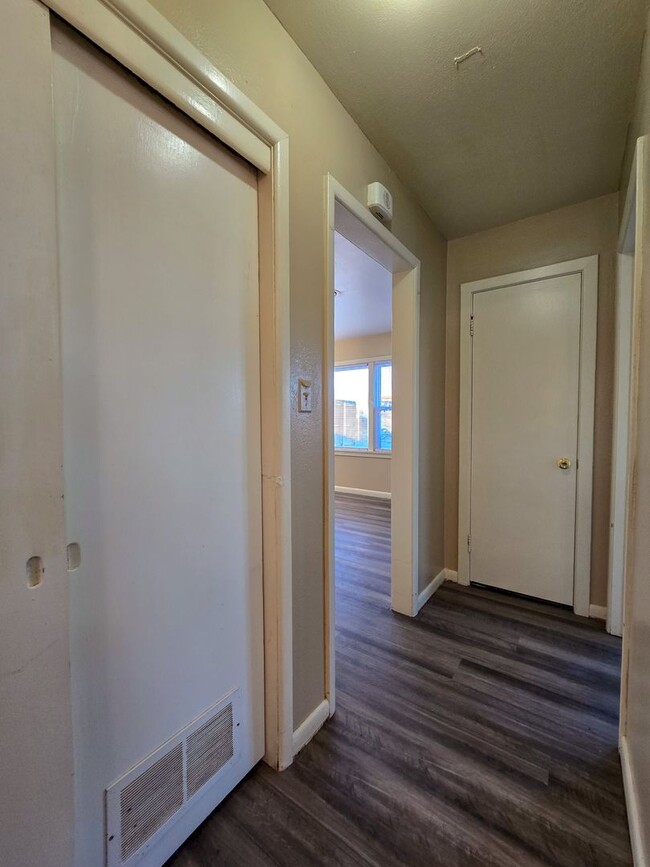 Building Photo - 2 Bedroom 1 Bath Home in Shawnee