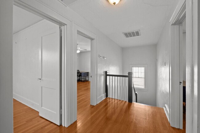 Building Photo - Spacious 5-Bed Home with Front Porch, Deck...