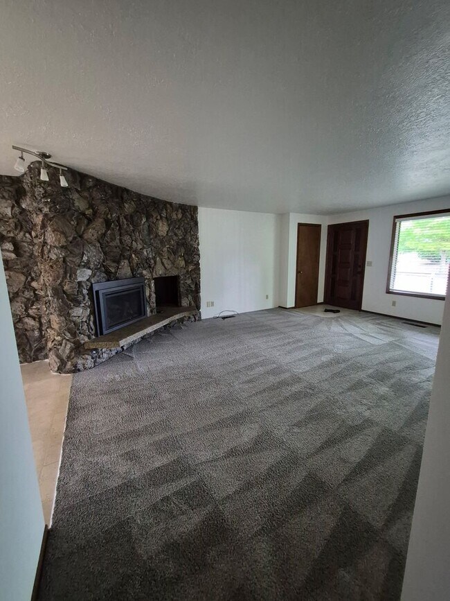 Building Photo - Charming South Salem Duplex!