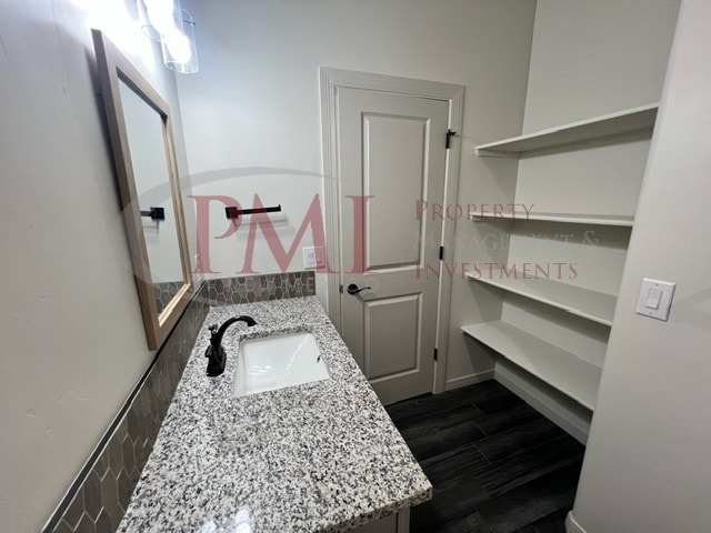 Building Photo - 5491 Ledesma Dr