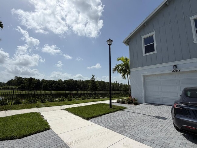 Building Photo - 4402 Longwood Lake Sq