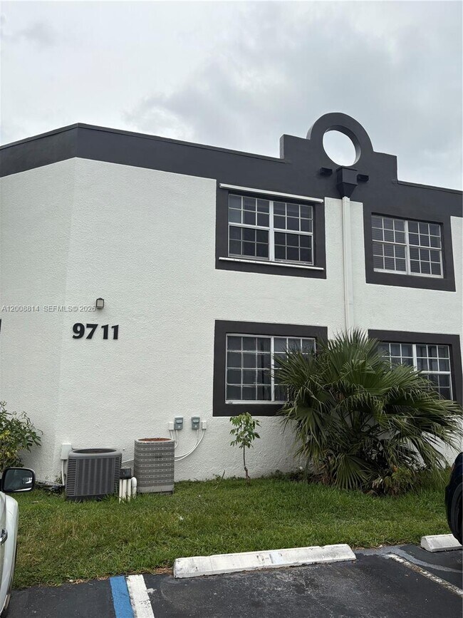 Building Photo - 9711 Fontainebleau Blvd