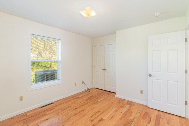 Building Photo - 927 E Lisburn Rd