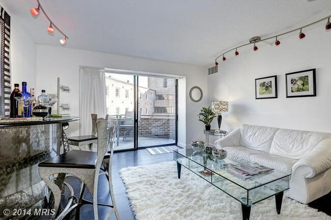 Building Photo - Contemporary 2 Bed 2.5 Bath Condo in Georg...