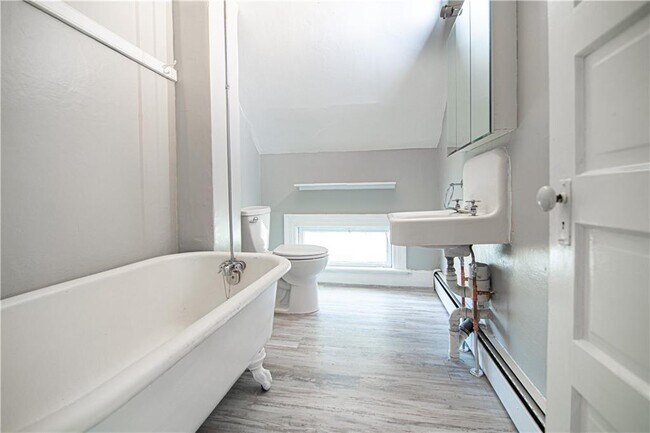 Building Photo - 80-80 Forest St