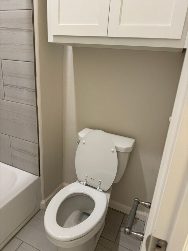 Building Photo - 3 Bed 2 bath with an office in The Enclave