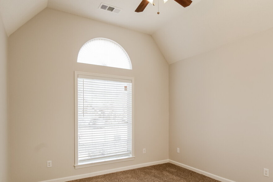 Building Photo - 3135 Quartz Dr