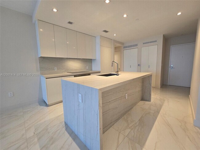 Building Photo - 700 NE 24th St