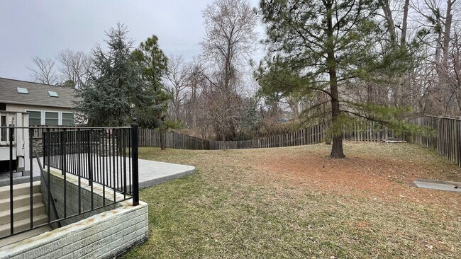 Building Photo - 5-Bedroom Colonial in Lake Ridge