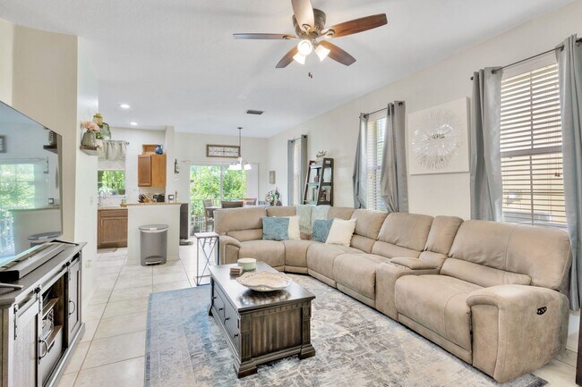 Building Photo - Great Townhouse in Gated Community