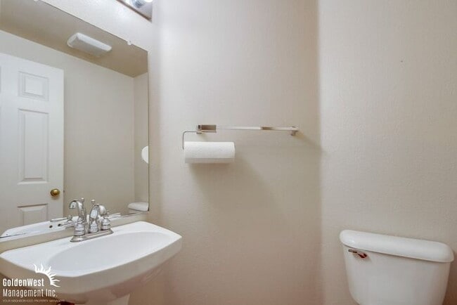 Building Photo - Immaculate 3Bdm 2.5Ba Townhouse with  2-Car Garage