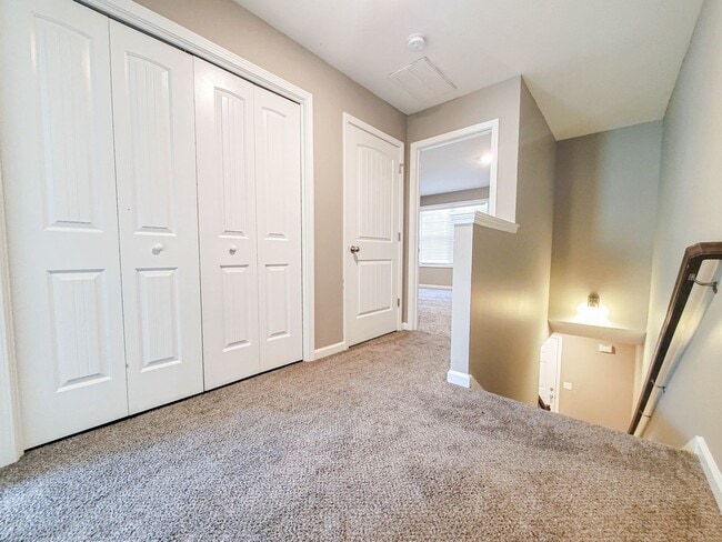 Building Photo - Two Bedroom with Garage on Exit 11!