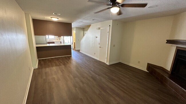 Building Photo - Town house for Rent