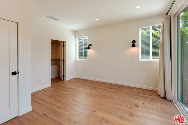 Building Photo - 1405 N Coronado St