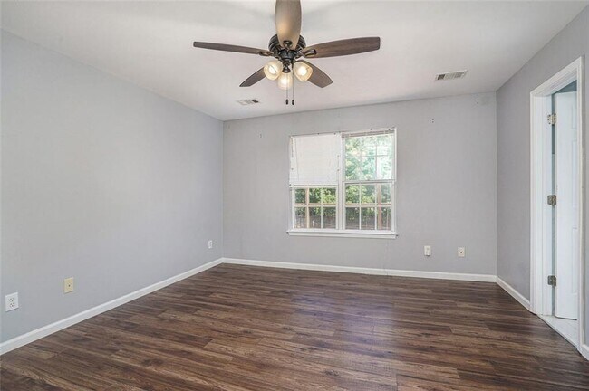 Building Photo - 5060 Meadow Overlook Dr