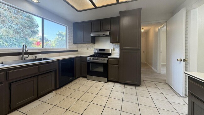 Building Photo - 148 Carmody St