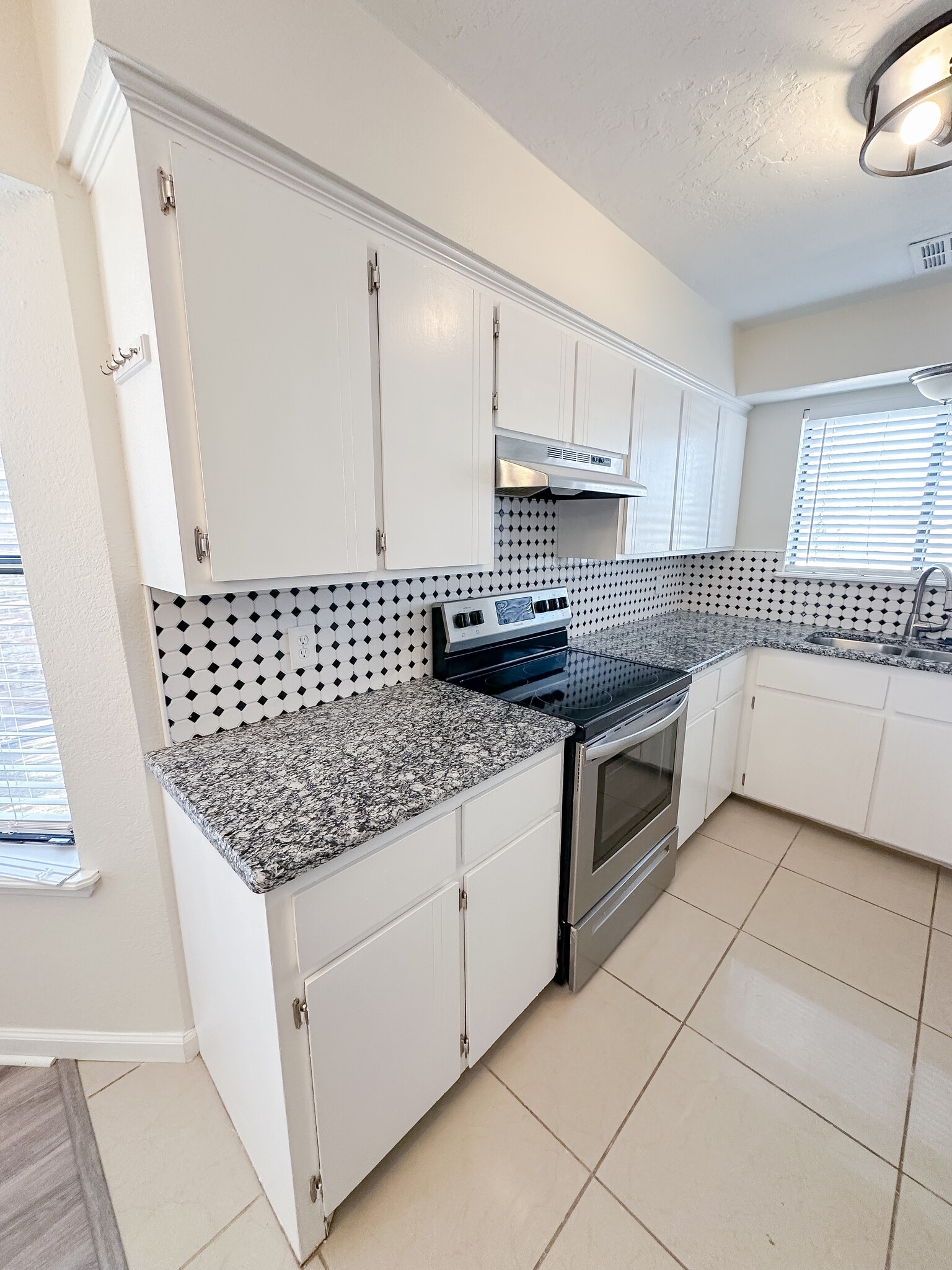 Building Photo - 2711 NE Euclid Ave