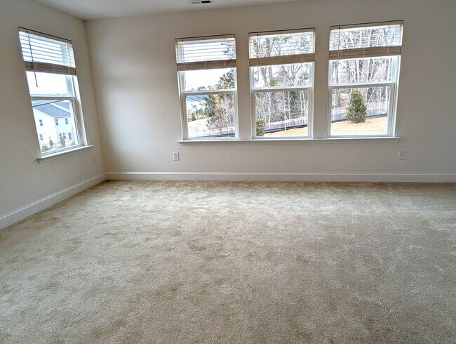 Building Photo - Beautiful, 2 story, end-unit, Townhome located in the Bell Glen Community!