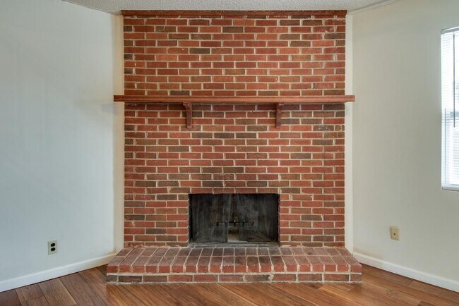 Building Photo - Coming soon! Nice remodel of townhouse Condo in Harbour Town. Gated complex!