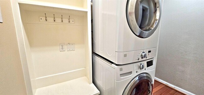 Building Photo - 15230 Chimney Hill Cir