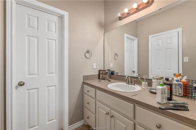 Building Photo - Available August 2026! Spacious 4 Bed House in South College Station!