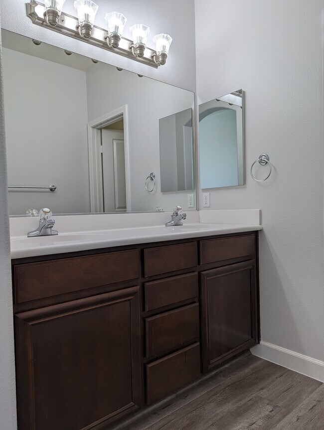 Main ensuite bathroom with double vanities - 305 W Duarte Rd